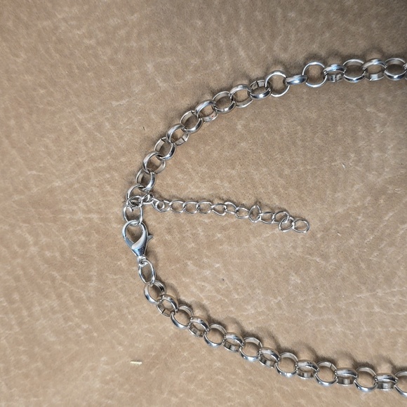 Gorgeous silve tone statement Necklace - Picture 4 of 8